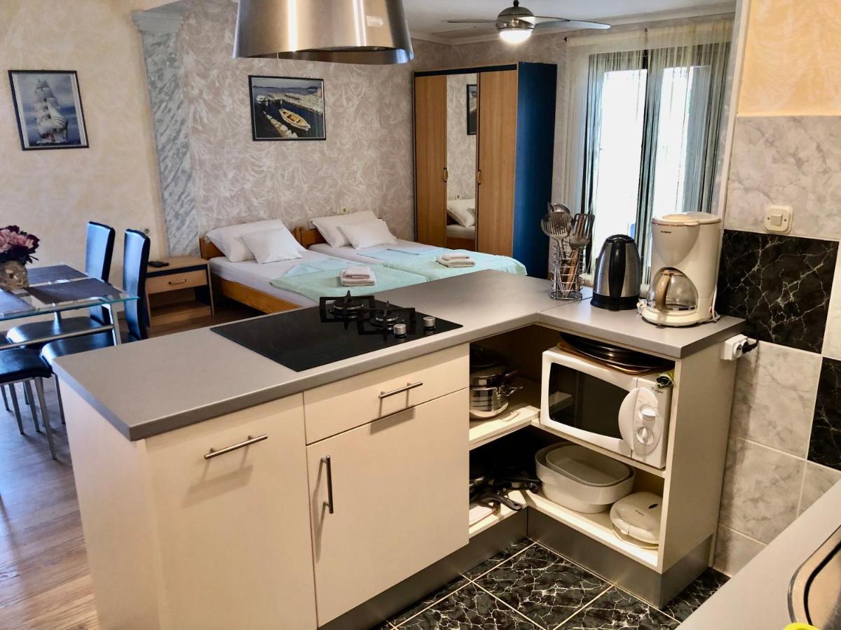 Apartments Pine & Oak With Shared Seasonal Hot Tub Privlaka  Eksteriør bilde